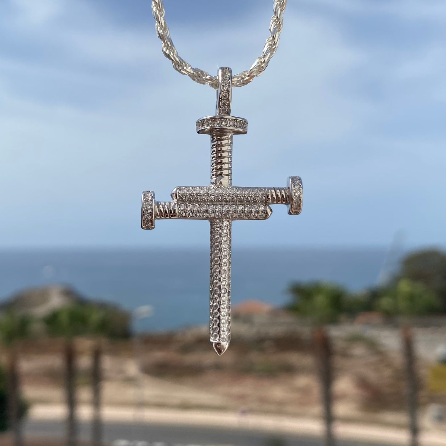 Nagelkreuz-Anhänger aus 925er Sterlingsilber mit Steinbesatz